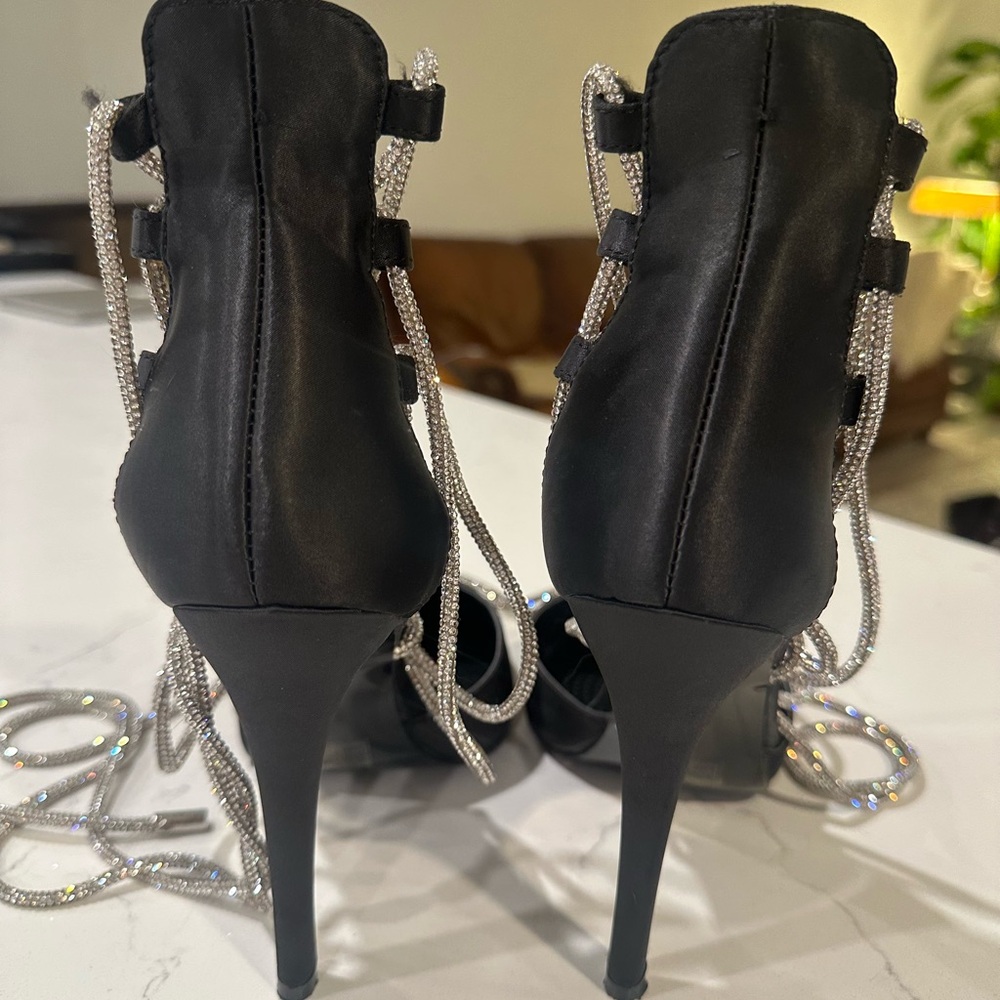 Elegant Black Stiletto Heels with Silver Accents - Picture 3 of 4